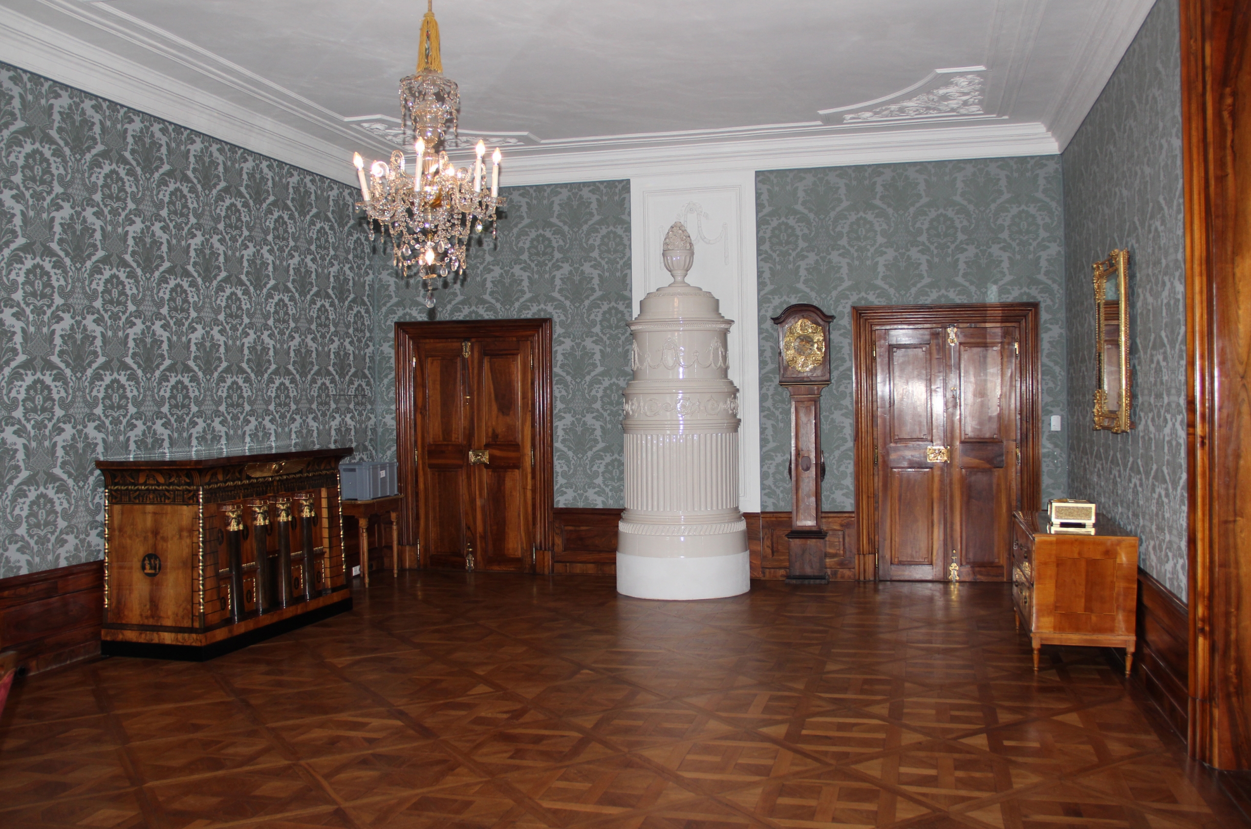 Reparierter Kachelofen in edel anmutendem Raum mit